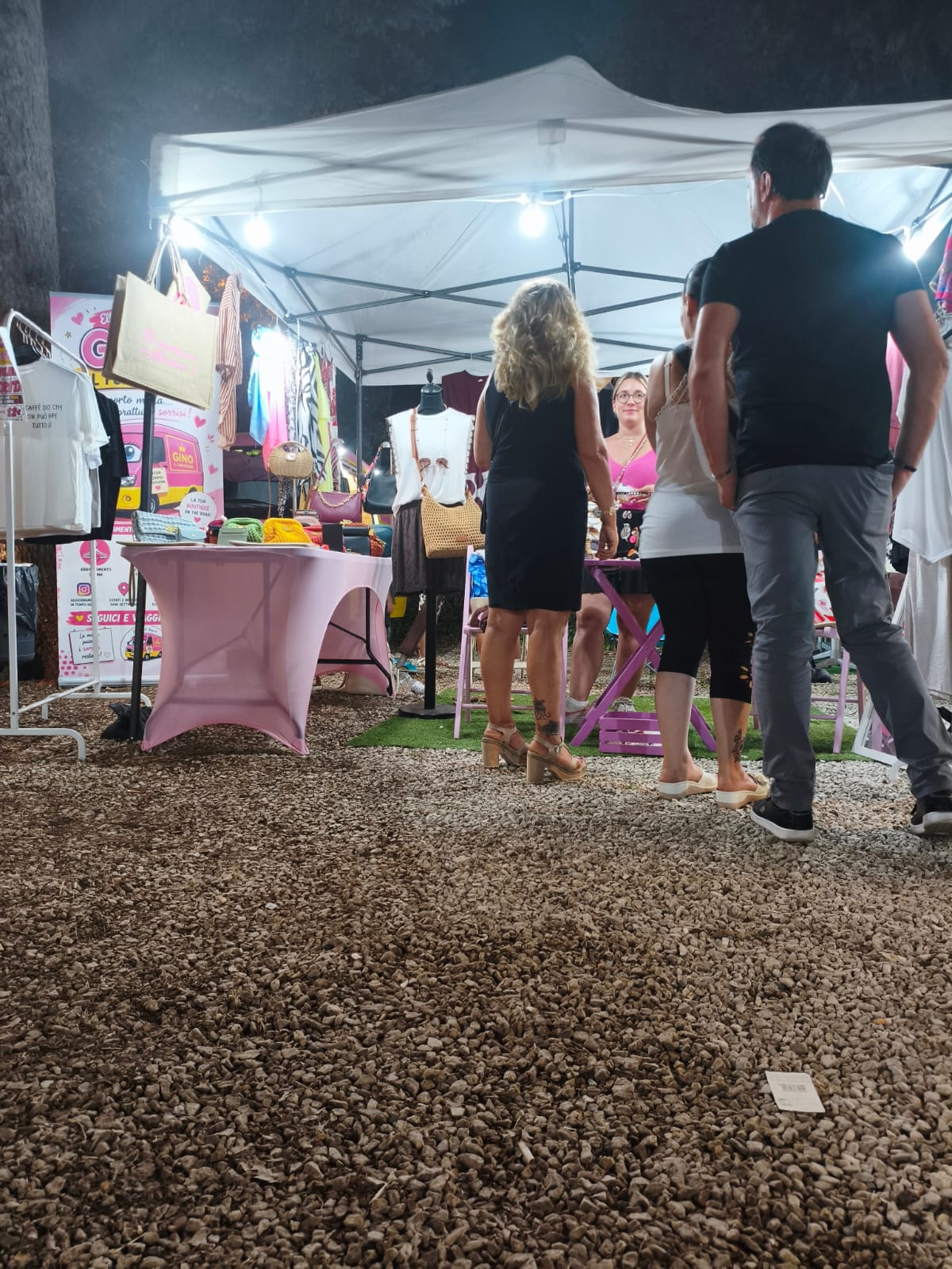 Visitatori davanti allo stand di Gino a Vignanello
