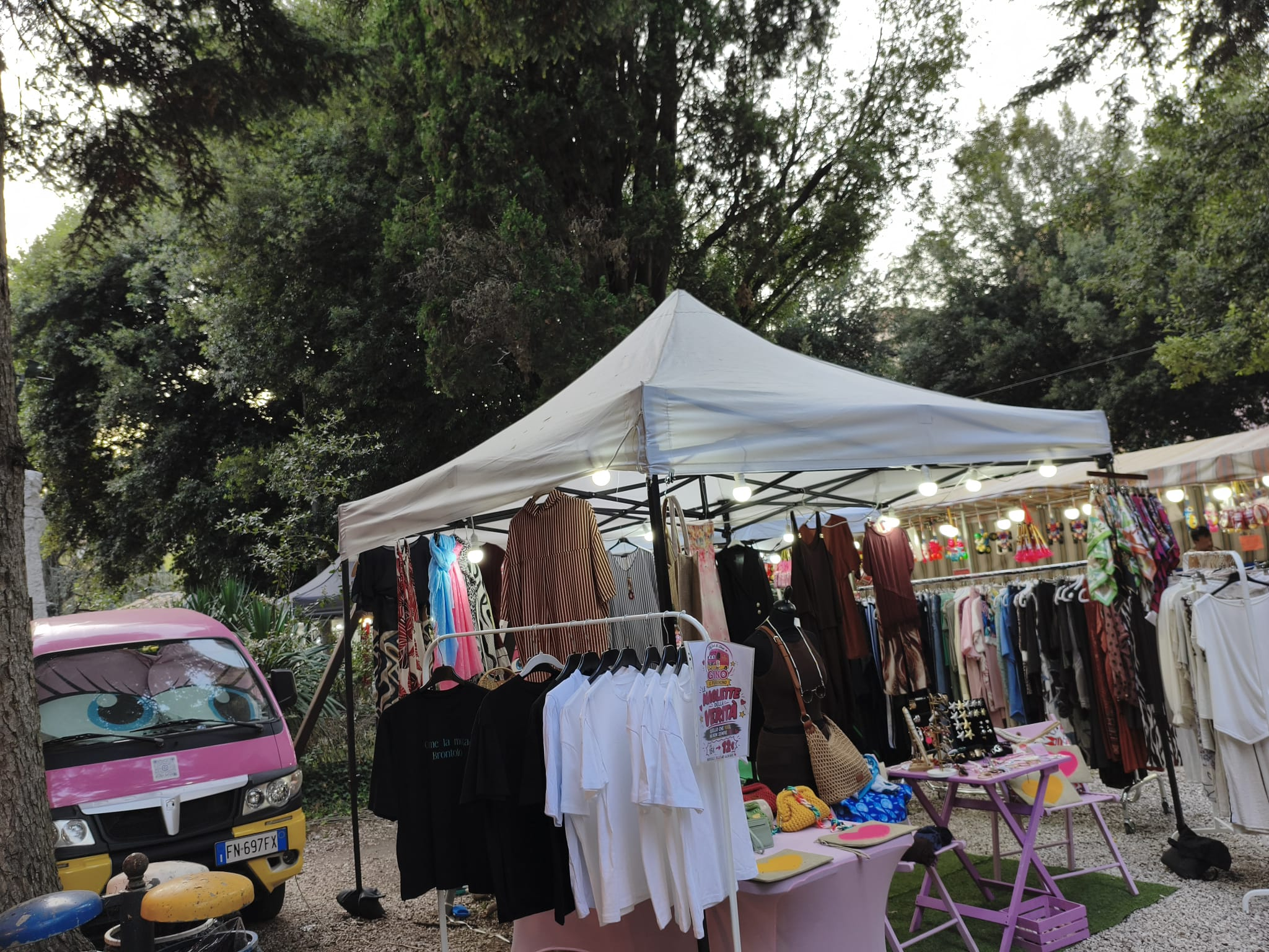 Mercatino serale con clienti allo stand Elly Lab & Shop