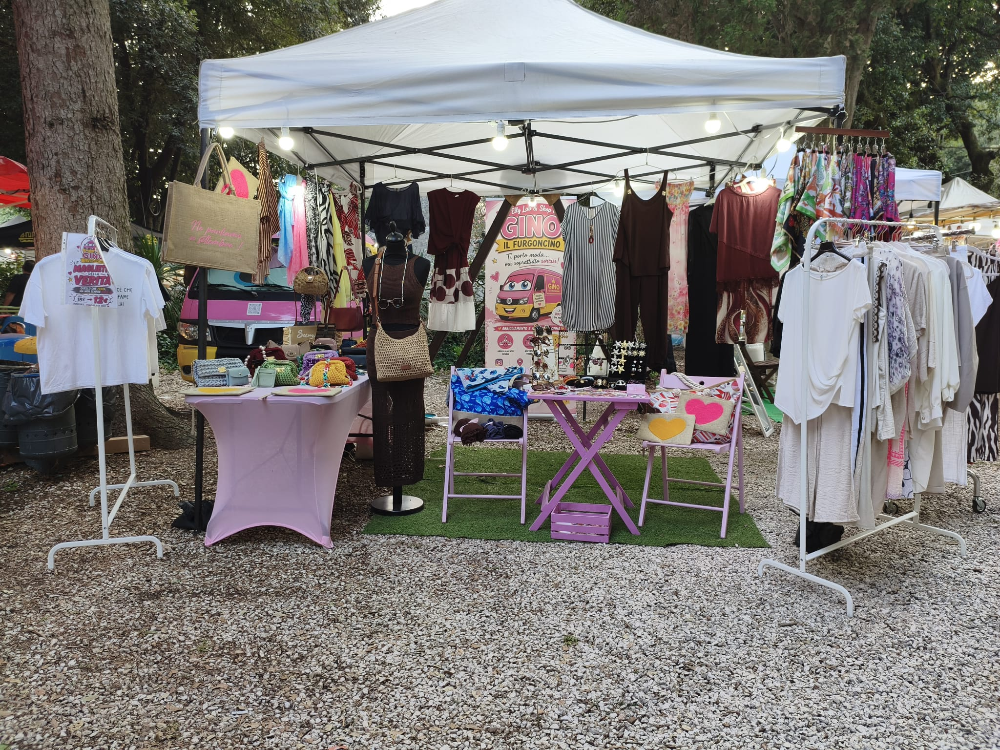 Mercatino serale con clienti allo stand Elly Lab & Shop