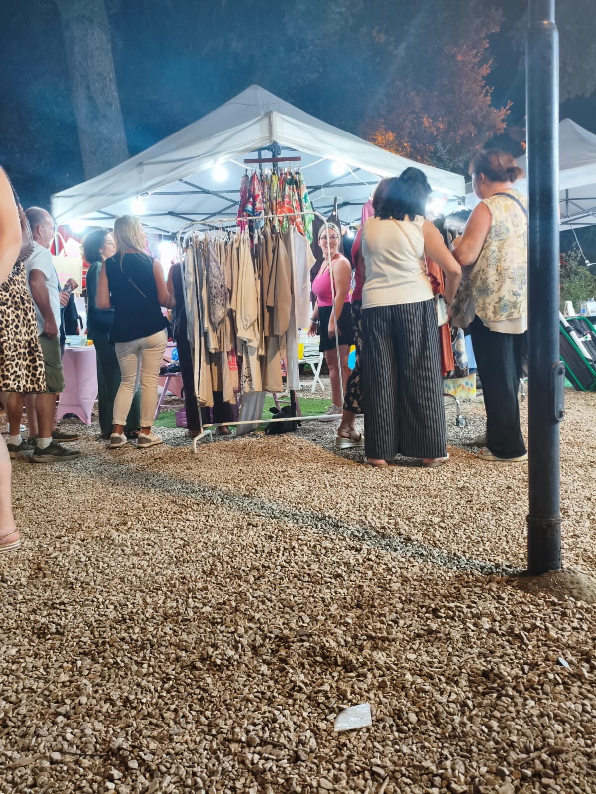 Mercatino serale con clienti allo stand Elly Lab & Shop
