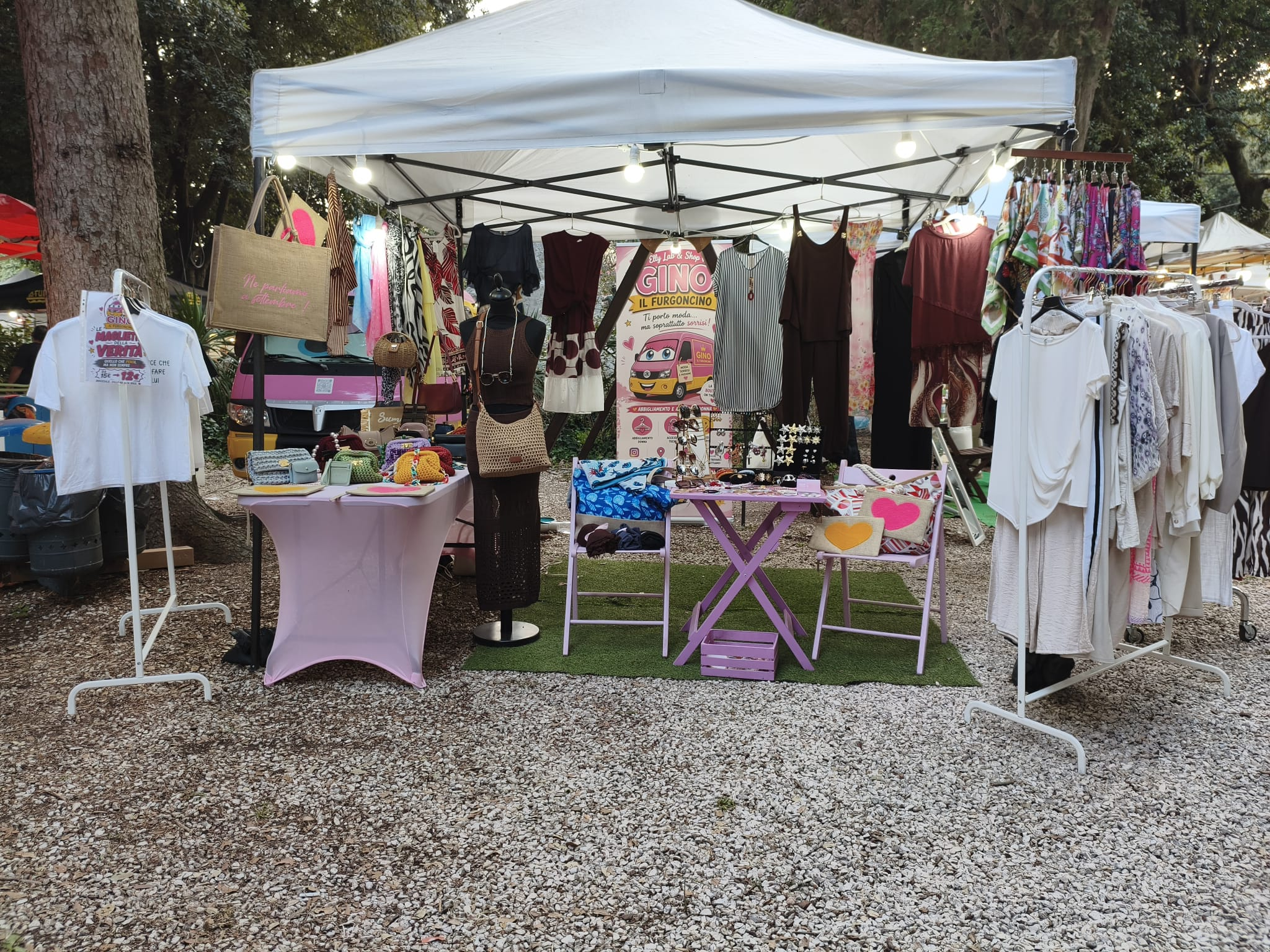 Mercatino serale con clienti allo stand Elly Lab & Shop